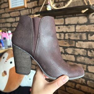 Fergalicious Brown Purple Round Toe Block Heel Ankle Booties size 8.5